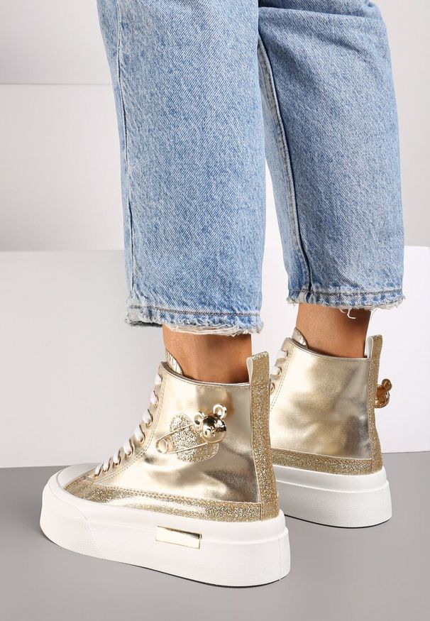 Renee - Złote Trampki z Wysoką Cholewką na Platformie Wykończone Brokatową Broszką Terilaina. Okazja: na spacer, na co dzień. Wysokość cholewki: przed kolano. Kolor: złoty. Materiał: jeans. Szerokość cholewki: normalna. Obcas: na platformie. Styl: glamour, casual