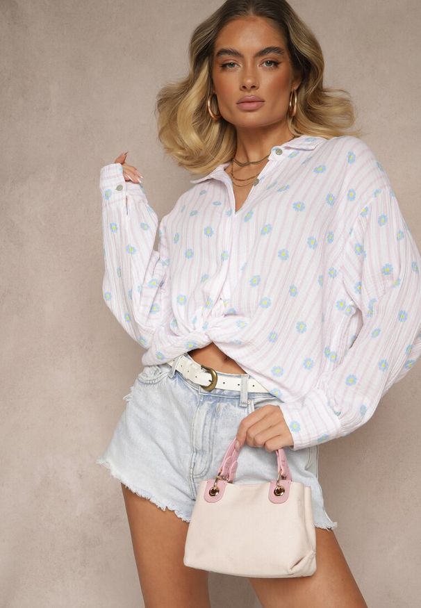 Renee - Różowo-Niebieska Koszula z Bawełny w Prążki Zdobiona Kwiatowym Wzorem Apiola. Okazja: na co dzień. Kolor: różowy. Materiał: bawełna. Długość rękawa: długi rękaw. Długość: długie. Wzór: prążki, aplikacja, kwiaty. Styl: elegancki, klasyczny, casual