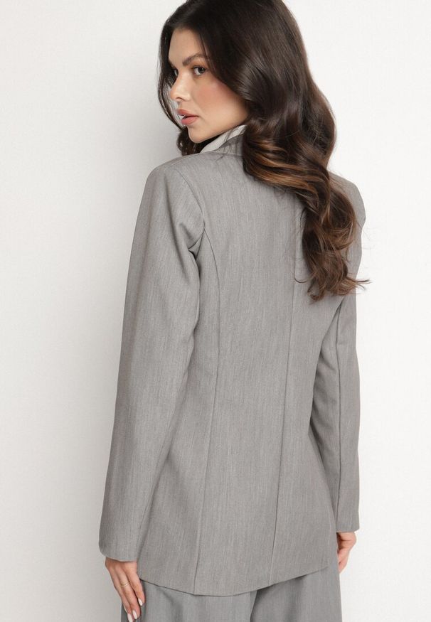 Born2be - Szara Marynarka Jednorzędowa z Ozdobnymi Klapami Tayle. Kolor: szary. Styl: klasyczny