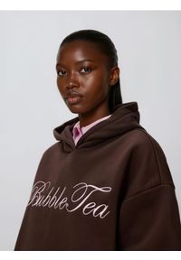 Reserved - Bluza oversize z haftem - brązowy. Kolor: brązowy. Materiał: dzianina, bawełna. Wzór: haft