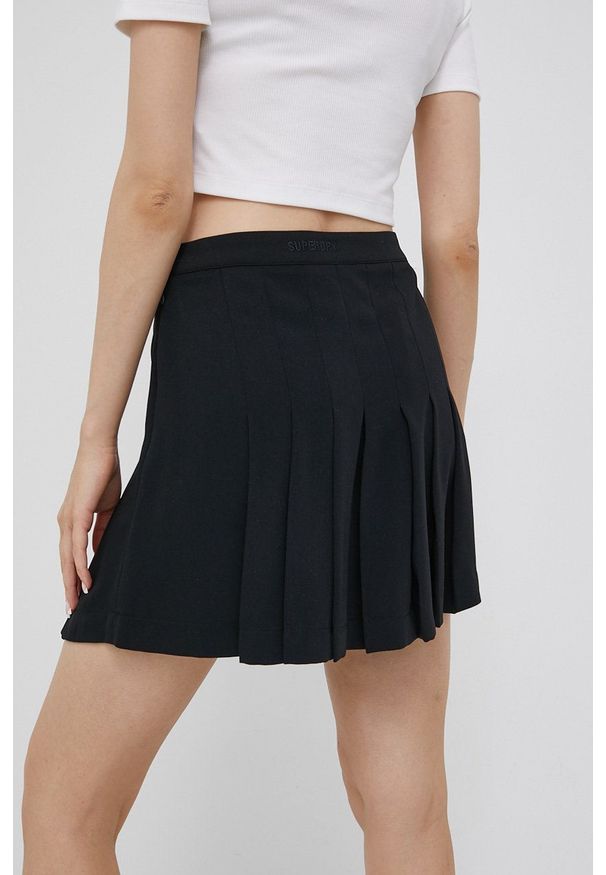 Superdry spódnica kolor czarny mini rozkloszowana. Kolor: czarny. Materiał: tkanina