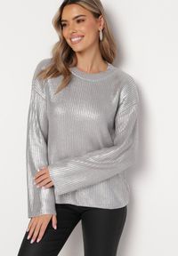 Born2be - Srebrny Połyskujący Sweter Zerinna. Kolor: srebrny. Materiał: dzianina. Długość rękawa: długi rękaw. Długość: długie #4