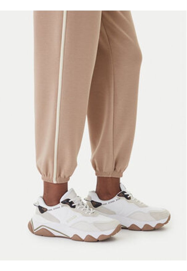 Guess Spodnie dresowe V6GB02 K2915 Beżowy Regular Fit. Kolor: beżowy. Materiał: syntetyk