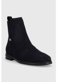 TOMMY HILFIGER - Tommy Hilfiger sztyblety zamszowe TOMMY ESSENTIALS BOOT damskie kolor granatowy na płaskim obcasie FW0FW07474. Nosek buta: okrągły. Kolor: niebieski. Materiał: zamsz. Obcas: na obcasie. Wysokość obcasa: niski #3