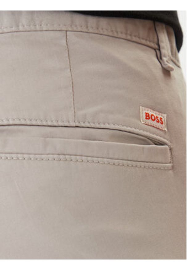 BOSS Chinosy 50510933 Beżowy Slim Fit. Kolor: beżowy. Materiał: bawełna