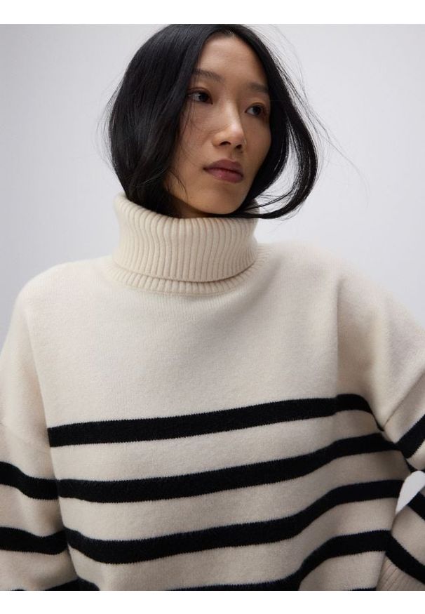 Reserved - Sweter z golfem - wielobarwny. Typ kołnierza: golf. Materiał: dzianina