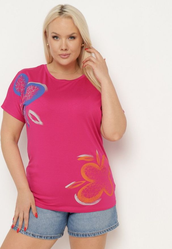 Born2be - Ciemnoróżowy Klasyczny T-shirt z Bawełny Ozdobiony Nadrukiem i Cyrkoniami Kristinae. Okazja: na co dzień. Kolor: różowy. Materiał: bawełna. Wzór: aplikacja, nadruk. Styl: klasyczny
