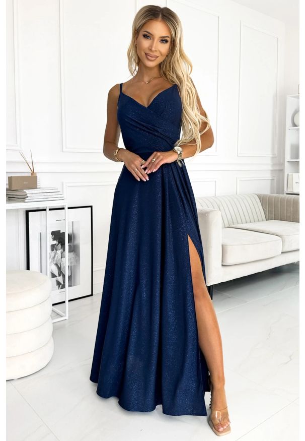 Numoco - Długa sukienka na wesele rozkloszowana na ramiączkach granat. Okazja: na ślub cywilny, na wesele. Materiał: tkanina, materiał, elastan. Długość rękawa: na ramiączkach. Wzór: aplikacja. Typ sukienki: rozkloszowane. Styl: elegancki. Długość: maxi