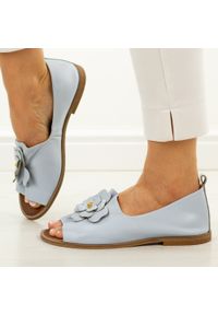 DEONI - Niebieskie 127 skórzane Polskie sandały damskie z zakrytą piętą Deoni D487A. Okazja: na co dzień. Kolor: niebieski. Materiał: skóra. Wzór: aplikacja, kwiaty. Sezon: wiosna, lato. Styl: elegancki, casual #1