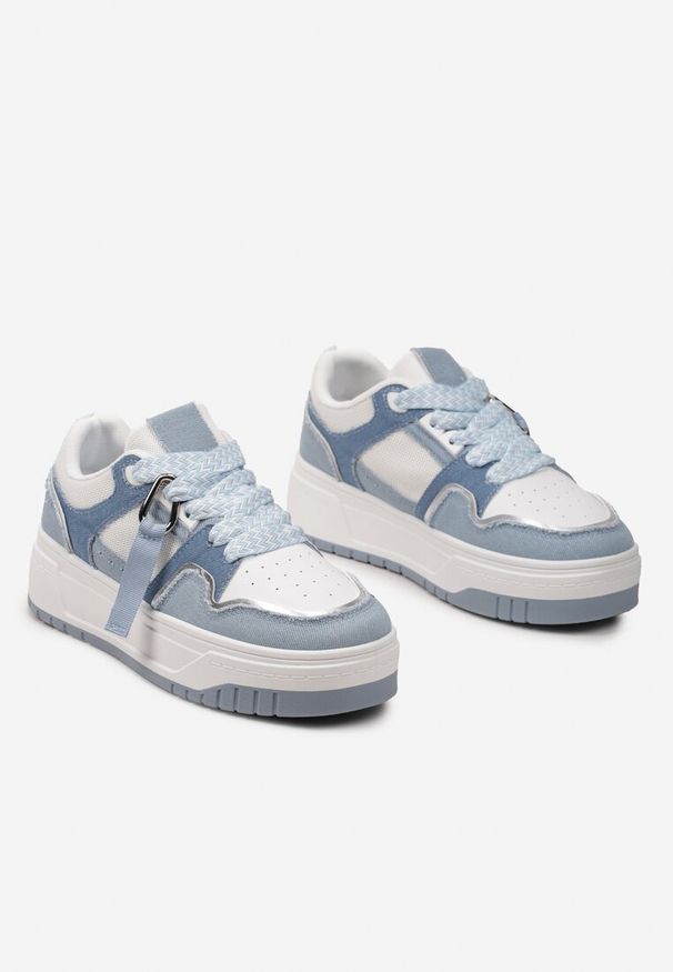 Renee - Niebiesko-Białe Sneakersy na Niskiej Platformie z Zawieszką i Ozdobnymi Sznurówkami Salam. Okazja: na co dzień, na spacer. Zapięcie: sznurówki. Kolor: niebieski. Materiał: jeans. Sezon: lato, wiosna. Obcas: na platformie. Sport: turystyka piesza