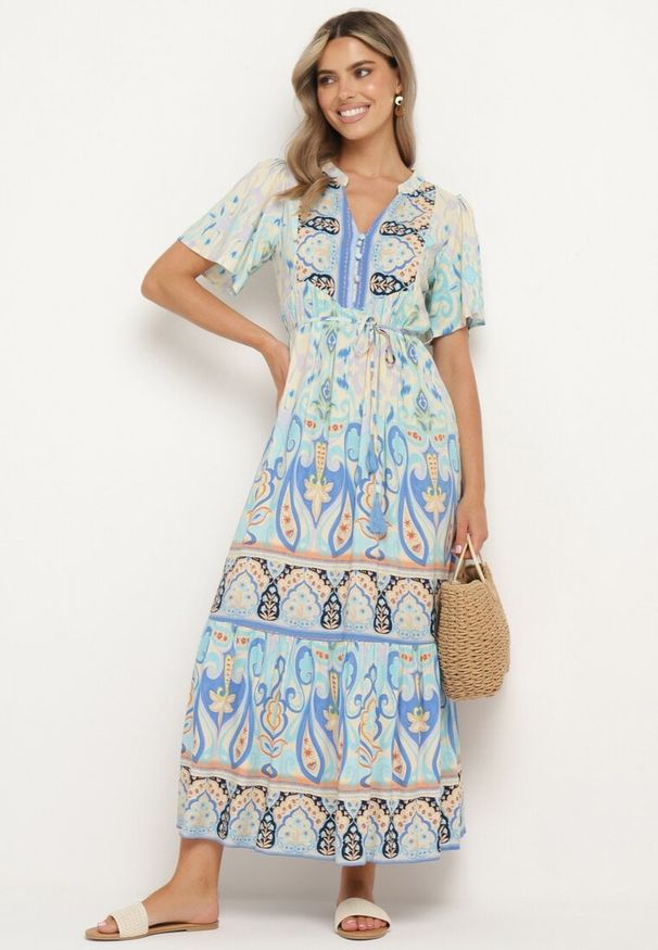 Born2be - Niebieska Wiskozowa Sukienka Boho Zapinana na Guziki z Materiałowym Paskiem w Talii Dimovana. Okazja: na co dzień. Typ kołnierza: dekolt w serek. Kolor: niebieski. Materiał: materiał, wiskoza. Długość rękawa: krótki rękaw. Wzór: aplikacja. Typ sukienki: proste. Styl: boho