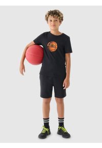 4f - 4F T-shirt z nadrukiem chłopięcy - czarny 152 (11-12 lat). Okazja: na co dzień. Kolor: czarny. Materiał: bawełna, jersey, dzianina. Długość rękawa: krótki rękaw. Długość: krótkie. Wzór: nadruk. Sezon: lato. Styl: sportowy, klasyczny, casual