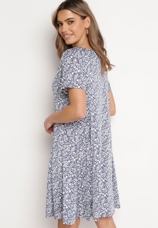 Born2be - Granatowa Sukienka w Drobne Kwiatki z Krótkim Rękawem z Wiskozy Cilarnid. Kolor: niebieski. Materiał: wiskoza. Długość rękawa: krótki rękaw. Wzór: kwiaty