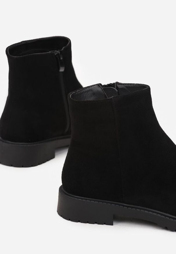 Renee - Czarne Botki z Imitacji Zamszu w Eleganckim Stylu Niadoraea. Okazja: na co dzień. Zapięcie: zamek. Kolor: czarny. Materiał: zamsz. Sezon: zima, jesień. Obcas: na obcasie. Styl: elegancki. Wysokość obcasa: niski