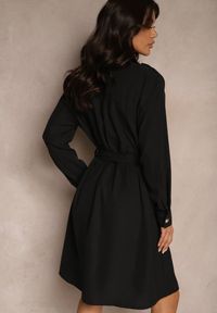 Renee - Czarna Sukienka o Koszulowym Kroju z Paskiem i Eleganckimi Guzikami Torlina. Okazja: na co dzień, na spotkanie biznesowe. Kolor: czarny. Materiał: skóra. Długość rękawa: długi rękaw. Typ sukienki: koszulowe. Styl: elegancki