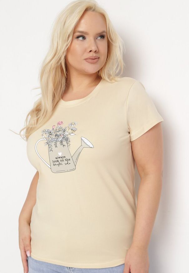 Born2be - Beżowy Bawełniany T-shirt z Ozdobnym Nadrukiem Littana. Okazja: na co dzień. Kolor: beżowy. Materiał: bawełna. Wzór: nadruk. Sezon: lato, wiosna. Styl: klasyczny, casual
