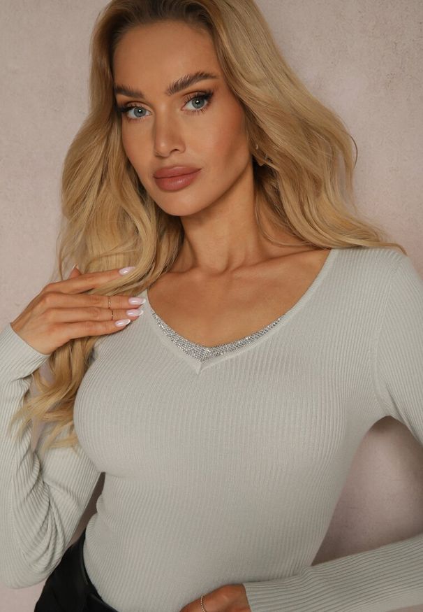 Renee - Jasnoszary Sweter z Prążkowanego Materiału z Cyrkoniami Irilis. Okazja: na co dzień. Kolor: szary. Materiał: materiał, prążkowany. Styl: klasyczny, casual, elegancki, wizytowy