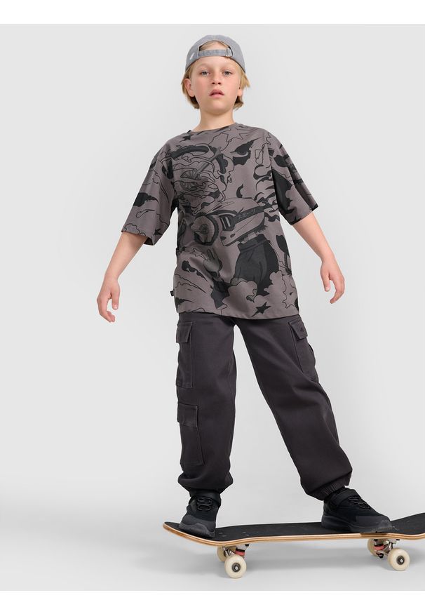 4f - 4F T-shirt oversize z nadrukiem chłopięcy - szary 152 (11-12 lat). Okazja: na co dzień. Kolor: wielokolorowy. Materiał: jersey, bawełna, materiał, dzianina. Wzór: nadruk. Sezon: lato. Styl: sportowy, klasyczny, casual