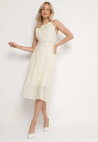 Born2be - Jasnobeżowa Rozkloszowana Sukienka z Tłoczonej Tkaniny z Wiązaniem z Tyłu Nimioretta. Okazja: na ślub cywilny, na imprezę, na wesele. Kolor: beżowy. Materiał: tkanina. Wzór: aplikacja. Typ sukienki: rozkloszowane. Styl: elegancki #5
