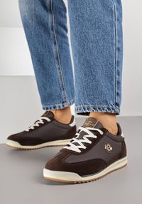 Born2be - Ciemnobrązowe Sneakersy z Metaliczną Aplikacją Nurrive. Okazja: na co dzień. Kolor: brązowy. Materiał: jeans. Wzór: aplikacja