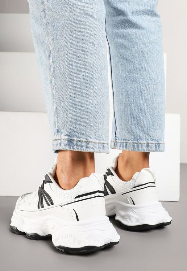 Renee - Białe Sneakersy na Platformie z Tłoczeniem i Metaliczną Ozdobą Alarella. Okazja: na co dzień. Kolor: biały. Materiał: jeans. Wzór: aplikacja. Obcas: na platformie