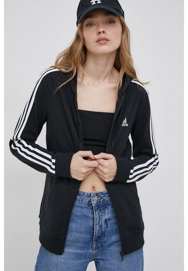 Adidas - adidas - Bluza. Okazja: na co dzień. Typ kołnierza: kaptur. Kolor: czarny. Materiał: bawełna. Wzór: aplikacja. Styl: casual