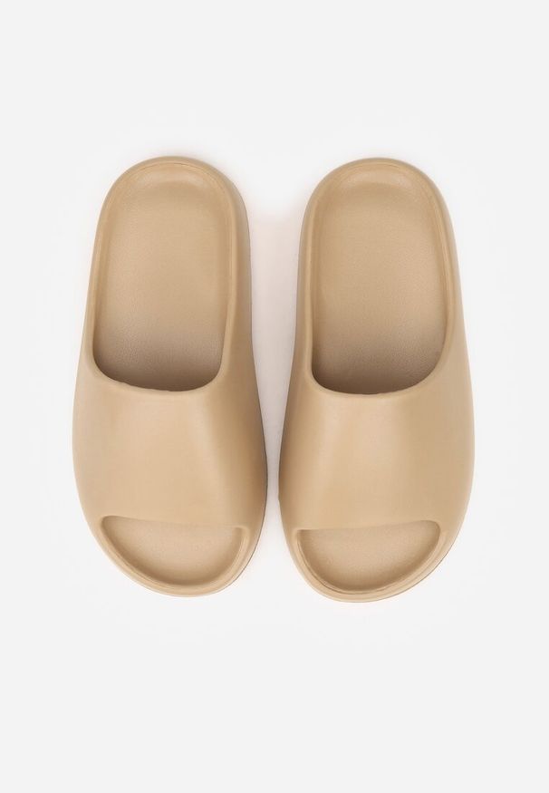 Born2be - Ciemnobeżowe Piankowe Klapki z Szerokim Paskiem Jaspera. Okazja: na plażę, do domu. Kolor: beżowy. Materiał: dresówka. Styl: klasyczny