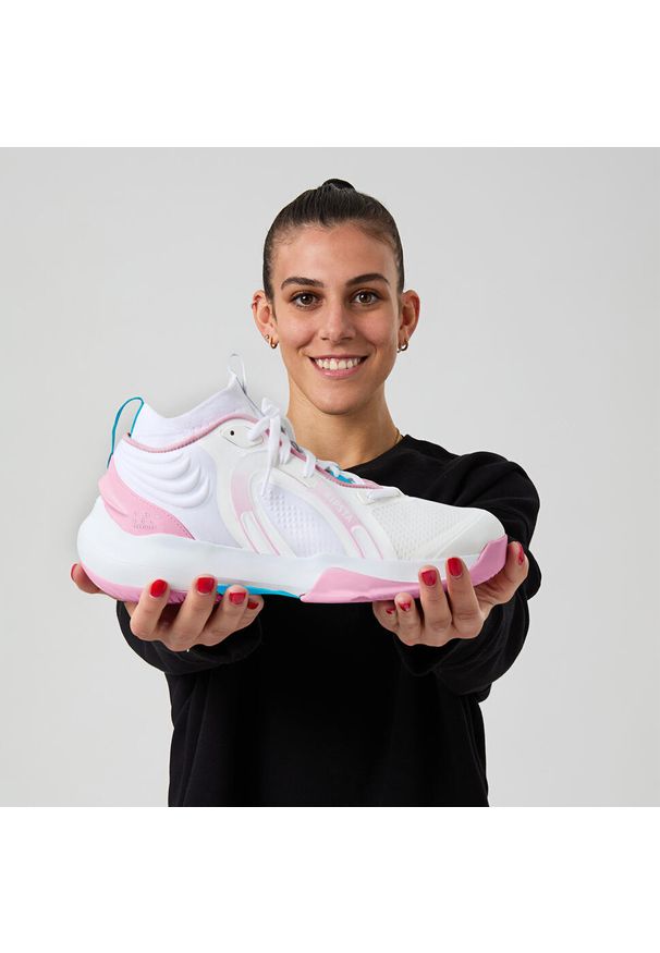 KIPSTA - Buty do siatkówki dla kobiet i mężczyzn Allsix VB900 Stability Alessia Orro. Kolor: biały, różowy, wielokolorowy. Szerokość cholewki: normalna. Wzór: geometria. Sport: siatkówka