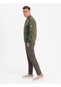 Ombre Clothing - Kurtka bomberka męska z pikowanym wzorem – ciemnooliwkowa V3. Typ kołnierza: kołnierzyk stójkowy. Kolor: oliwkowy. Materiał: syntetyk, poliester, materiał. Wzór: aplikacja, nadruk. Styl: sportowy, elegancki #10