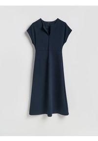 Reserved - Sukienka midi - granatowy. Kolor: niebieski. Materiał: dzianina. Wzór: gładki. Typ sukienki: proste. Długość: midi #1
