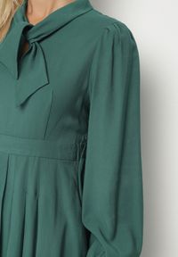 Born2be - Zielona Wiskozowa Plisowana Sukienka z Wiązaniem Asorrise. Okazja: na co dzień. Kolor: zielony. Materiał: wiskoza. Styl: elegancki, casual #5