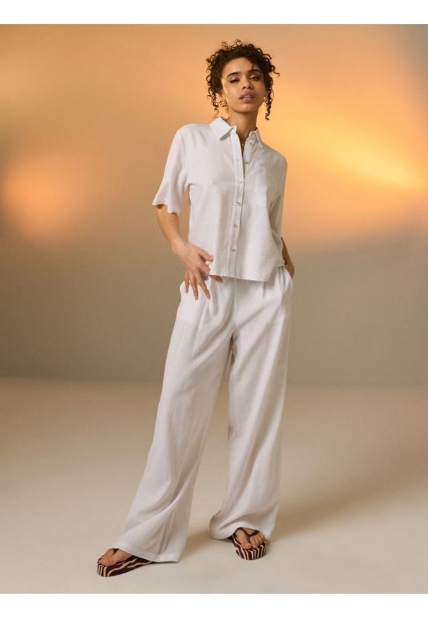 Sinsay - Spodnie wide leg z domieszką lnu - biały. Kolor: biały