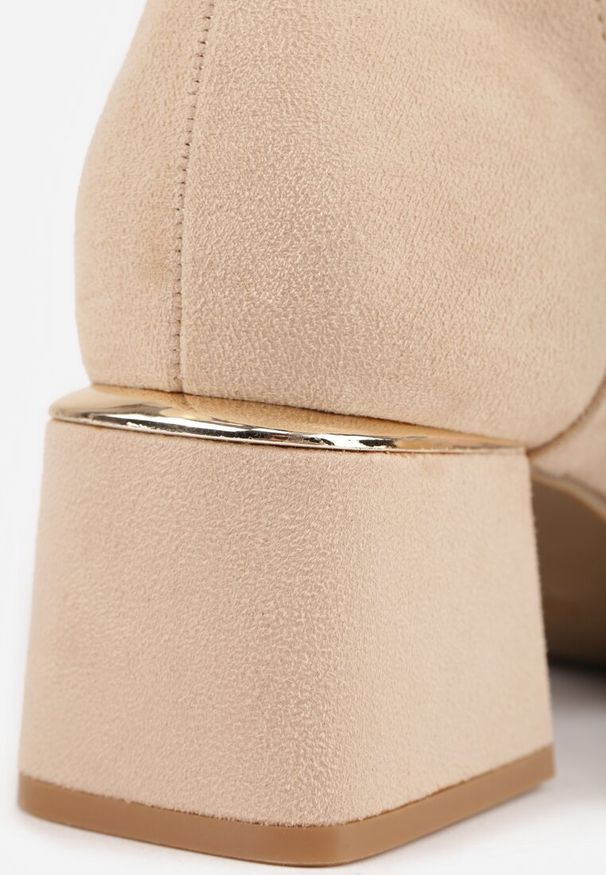 Renee - Beżowe Botki Vices z Ekozamszu z Ozdobnymi Wycięciami na Słupku z Metalicznym Detalem Naetha. Kolor: beżowy. Szerokość cholewki: normalna. Sezon: wiosna, jesień. Obcas: na słupku. Styl: elegancki. Wysokość obcasa: średni