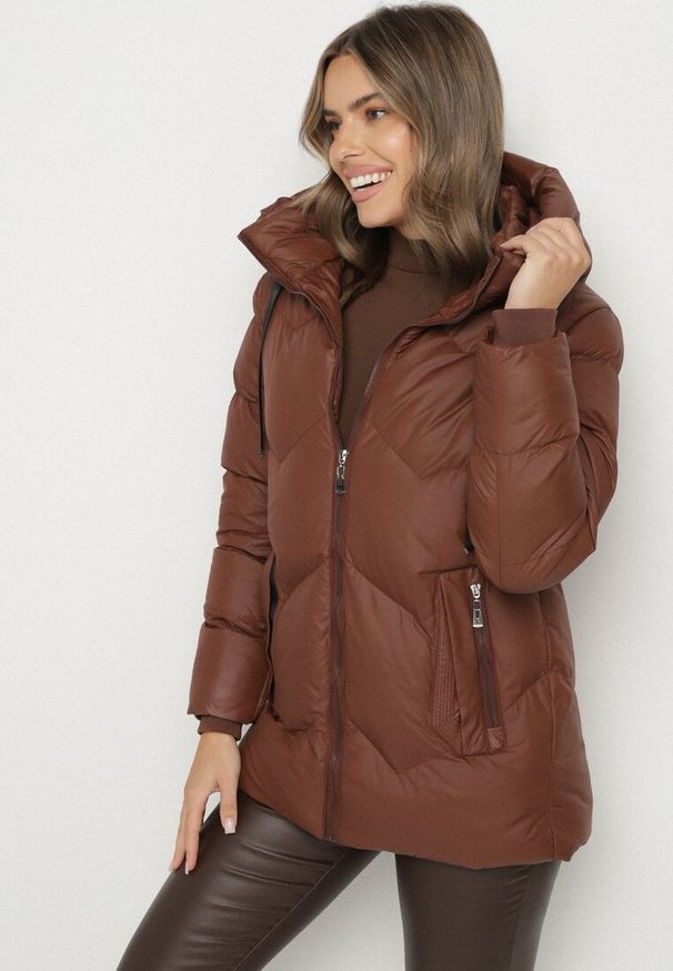 Born2be - Brązowa Pikowana Kurtka z Kapturem Ozdobiona Sznurkami Olittia. Okazja: na co dzień. Typ kołnierza: kaptur. Kolor: brązowy. Wzór: aplikacja. Styl: casual