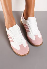 Born2be - Biało-Różowe Płaskie Klasyczne Sneakersy ze Sznurowaniem i Ozdobnymi Paskami Azamia. Okazja: na co dzień. Zapięcie: pasek. Kolor: biały. Materiał: jeans, bawełna. Wzór: paski #5