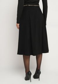 Born2be - Czarna Rozkloszowana Spódnica z Wiskozą Ozdobiona Łańcuszkiem w Pasie Lilindrae. Okazja: na spotkanie biznesowe. Kolor: czarny. Materiał: wiskoza. Wzór: aplikacja. Styl: elegancki, biznesowy #7