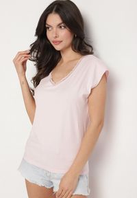 Born2be - Jasnoróżowy Bawełniany T-shirt z Koronką przy Dekolcie Ralettia. Okazja: na co dzień. Kolor: różowy. Materiał: bawełna, koronka. Wzór: koronka. Styl: casual #3