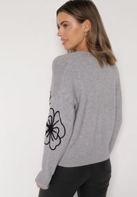 Born2be - Szary Kardigan na Guziki w Haftowane Kwiaty Tustara. Okazja: na co dzień. Kolor: szary. Materiał: jeans. Wzór: kwiaty, haft. Styl: casual #5