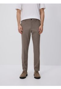 Reserved - Spodnie chino slim z wiskozą - brązowy. Kolor: brązowy. Materiał: wiskoza