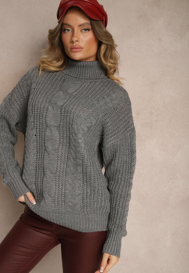 Renee - Ciemnoszary Golf z Wiskozą w Stylu Oversize z Ozdobnym Splotem Korremi. Okazja: na co dzień. Typ kołnierza: golf. Kolor: szary. Materiał: wiskoza. Długość rękawa: długi rękaw. Długość: długie. Wzór: ze splotem. Styl: klasyczny, elegancki, casual