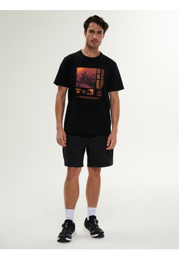 4f - 4F T-shirt relaxed z nadrukiem męski - czarny XL. Okazja: na co dzień. Kolor: czarny. Materiał: materiał, bawełna, dzianina. Wzór: nadruk. Styl: casual