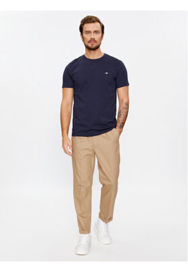 GANT - Gant T-Shirt Shield 2003185 Granatowy Slim Fit. Kolor: niebieski. Materiał: bawełna