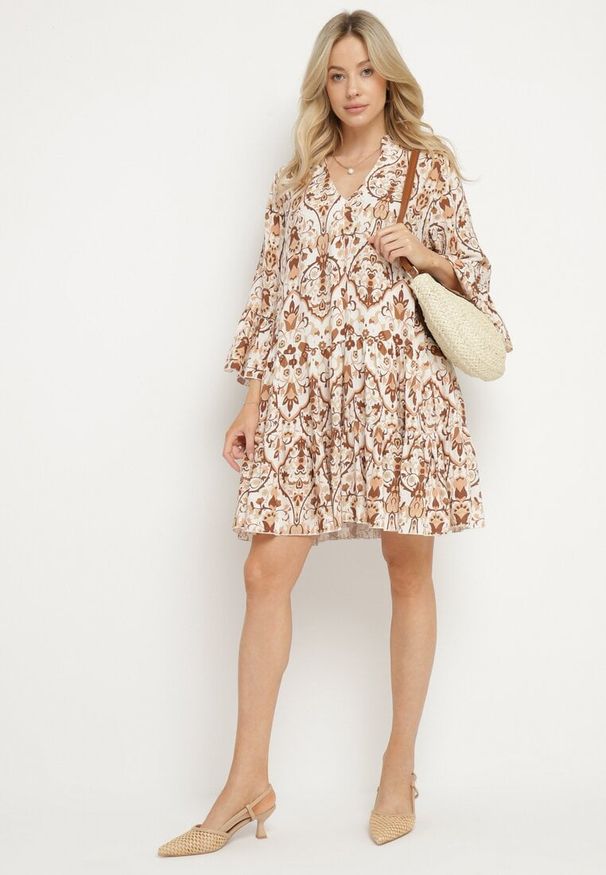 Born2be - Brązowa Rozkloszowana Sukienka z Wiskozą w Ornamentalny Wzór Ravapia. Okazja: na co dzień, na spacer. Typ kołnierza: dekolt w kształcie V. Kolor: brązowy. Materiał: wiskoza. Sezon: lato. Styl: casual