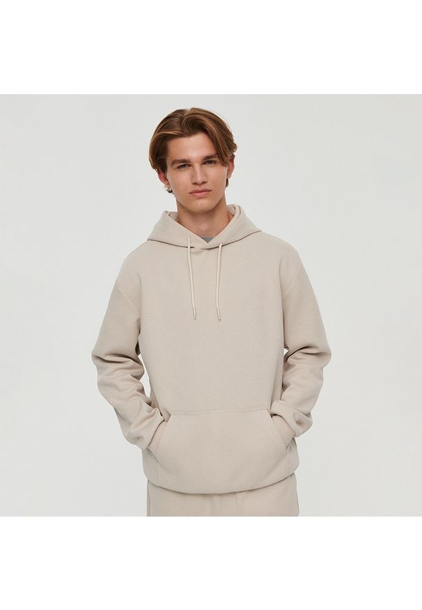 House - Gładka bluza z kapturem regular fit beżowa - Kremowy. Typ kołnierza: kaptur. Kolor: kremowy. Wzór: gładki
