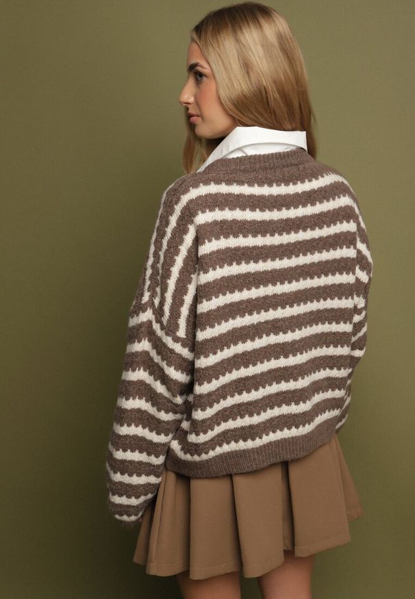 Born2be - Brązowy Sweter Oversize z Wełną i Wiskozą o Luźnym Splocie w Paski Ternose. Okazja: na co dzień. Kolor: brązowy. Materiał: wełna, wiskoza. Wzór: ze splotem, paski. Styl: klasyczny, casual
