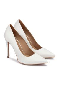 Kazar - Białe eleganckie szpilki z tkaniny dla Panny Młodej. Okazja: na ślub cywilny, na wesele. Kolor: biały. Materiał: tkanina. Szerokość cholewki: normalna. Obcas: na szpilce. Styl: elegancki, młodzieżowy. Wysokość obcasa: średni #6