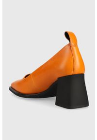 Vagabond Shoemakers czółenka skórzane HEDDA kolor pomarańczowy na słupku 5303.101.44. Kolor: pomarańczowy. Materiał: skóra. Obcas: na słupku. Wysokość obcasa: średni #2