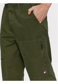 Tommy Jeans Spodnie materiałowe DM0DM17689 Zielony Baggy Fit. Kolor: zielony. Materiał: bawełna #4