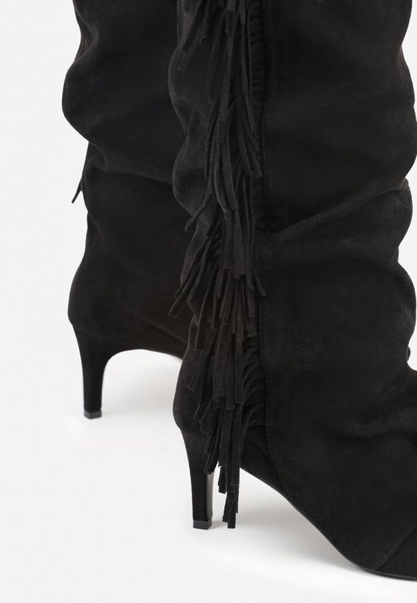 Born2be - Czarne Marszczone Kozaki z Imitacji Zamszu na Niskiej Szpilce z Frędzlami Linonra. Okazja: na randkę. Zapięcie: bez zapięcia. Kolor: czarny. Materiał: zamsz. Wzór: aplikacja. Sezon: zima, jesień. Styl: klasyczny, elegancki