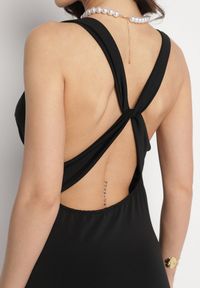 Born2be - Czarna Sukienka o Dopasowanym Kroju z Drapowaniem i Wycięciem na Plecach Rivewia. Okazja: na co dzień. Typ kołnierza: dekolt w kształcie V. Kolor: czarny. Typ sukienki: dopasowane. Styl: klasyczny, casual, elegancki #6